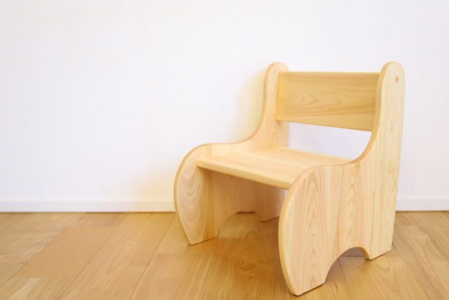 この地で育った熊野材・紀州材の檜で作った子ども椅子