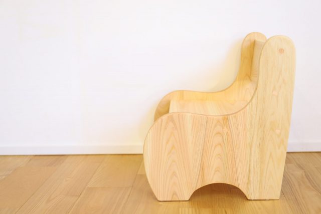 この地で育った熊野材・紀州材の檜で作った子ども椅子