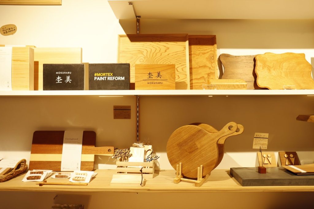 商品棚・ディスプレイ台のオーダーメード事例 | オシャレな陳列を叶える【木製の店舗什器】