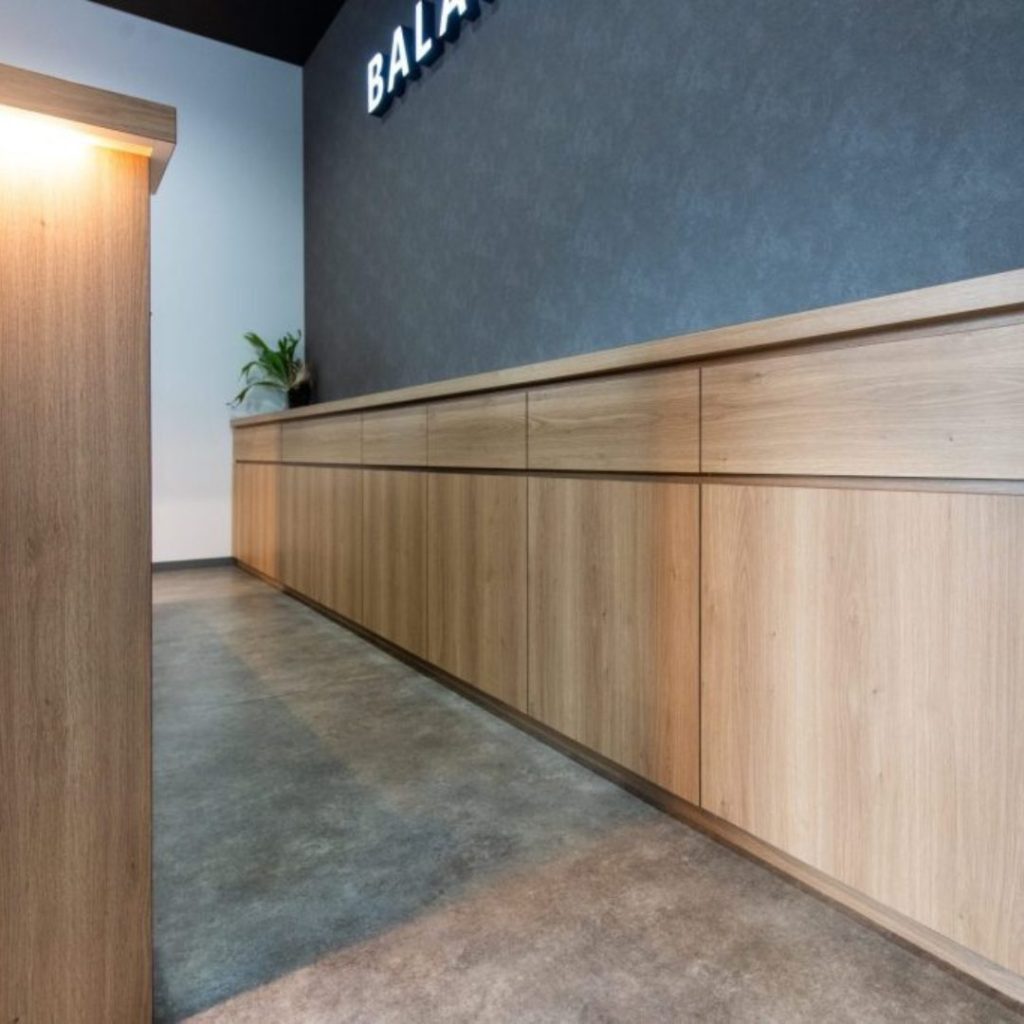 フラッシュ家具とは | 軽量・低コストで映える店舗什器を実現