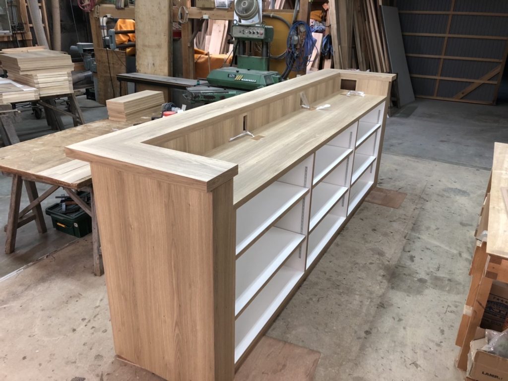 フラッシュ家具とは | 軽量・低コストで映える店舗什器を実現