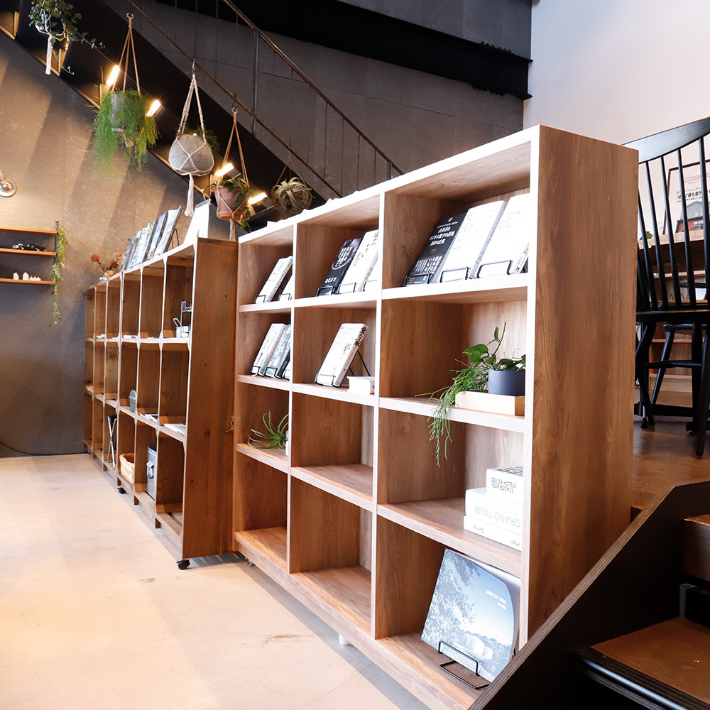 フラッシュ家具とは | 軽量・低コストで映える店舗什器を実現