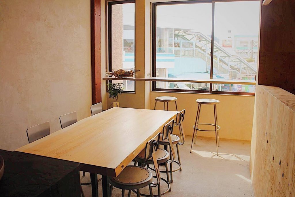 【後悔しない】無垢材ダイニングテーブルの選び方 | 新作の一枚板も紹介 https://mokuharu.jp/app/wp-content/uploads/2025/01/MG_3154.jpg 【後悔しない】無垢材ダイニングテーブルの選び方 | 新作の一枚板も紹介