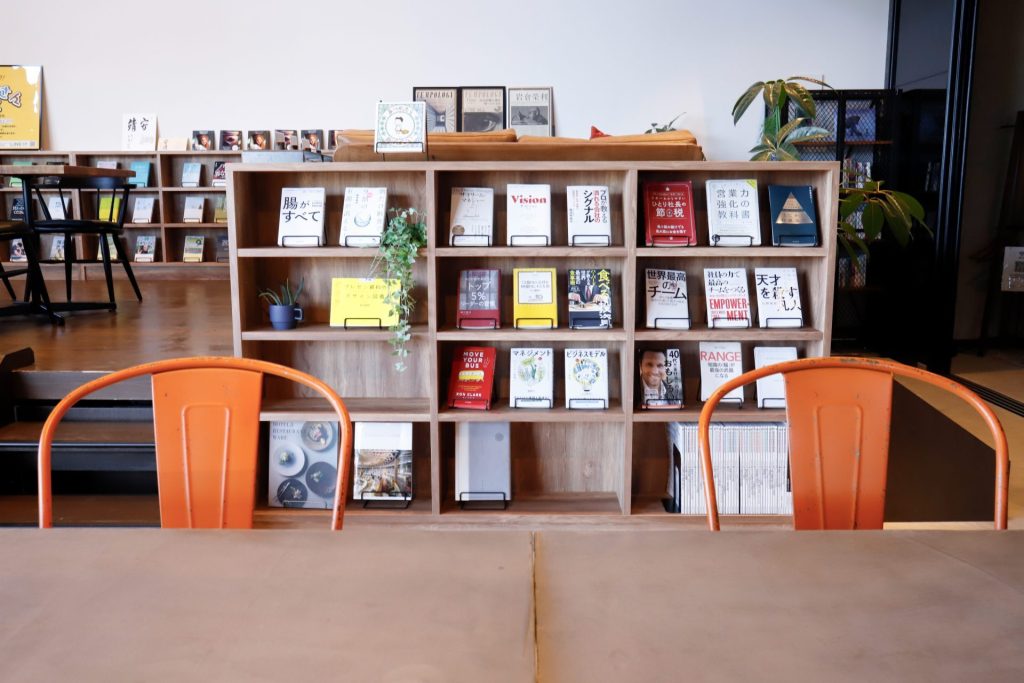 商品棚・ディスプレイ台のオーダーメード事例 | オシャレな陳列を叶える【木製の店舗什器】